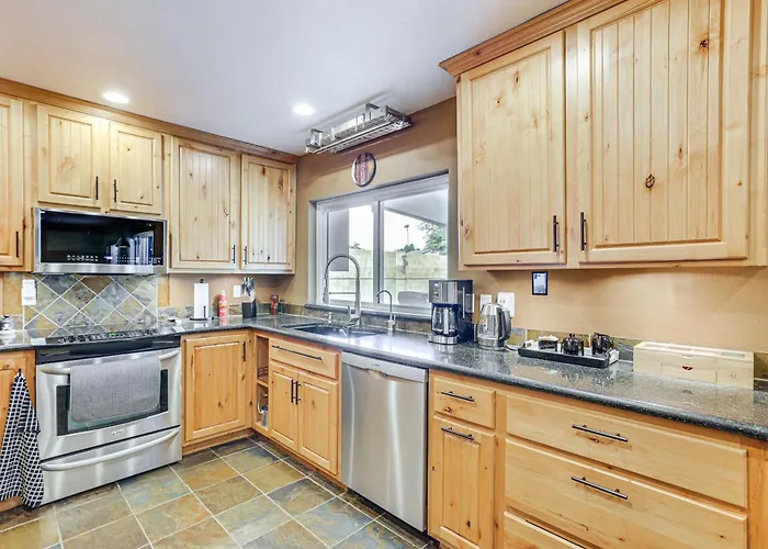 Private Outdoor Oasis! Home, 5 Mi To Dtwn Holiday home
