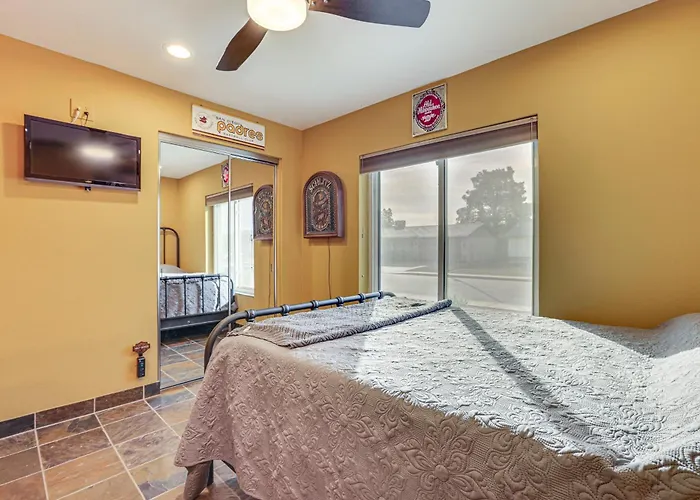 Private Outdoor Oasis! Home, 5 Mi To Dtwn Holiday home *